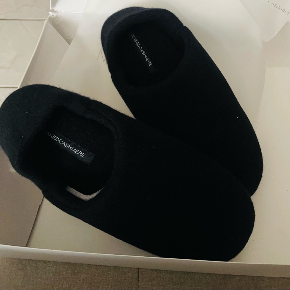 NAKEDCASHMERE HARPER UNISEX SLIPPERS
NWT- never worn